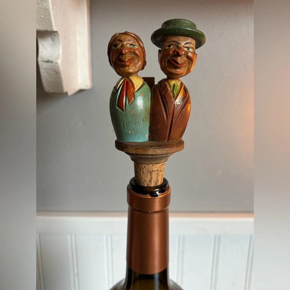 VINTAGE HAND-CARVED HAND-PAINTED KISSING COUPLE WINE BOTTLE CORK STOPPER